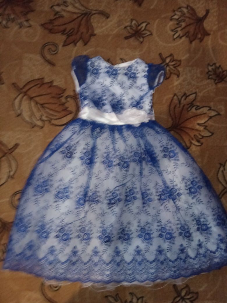 Платье белое з голубим