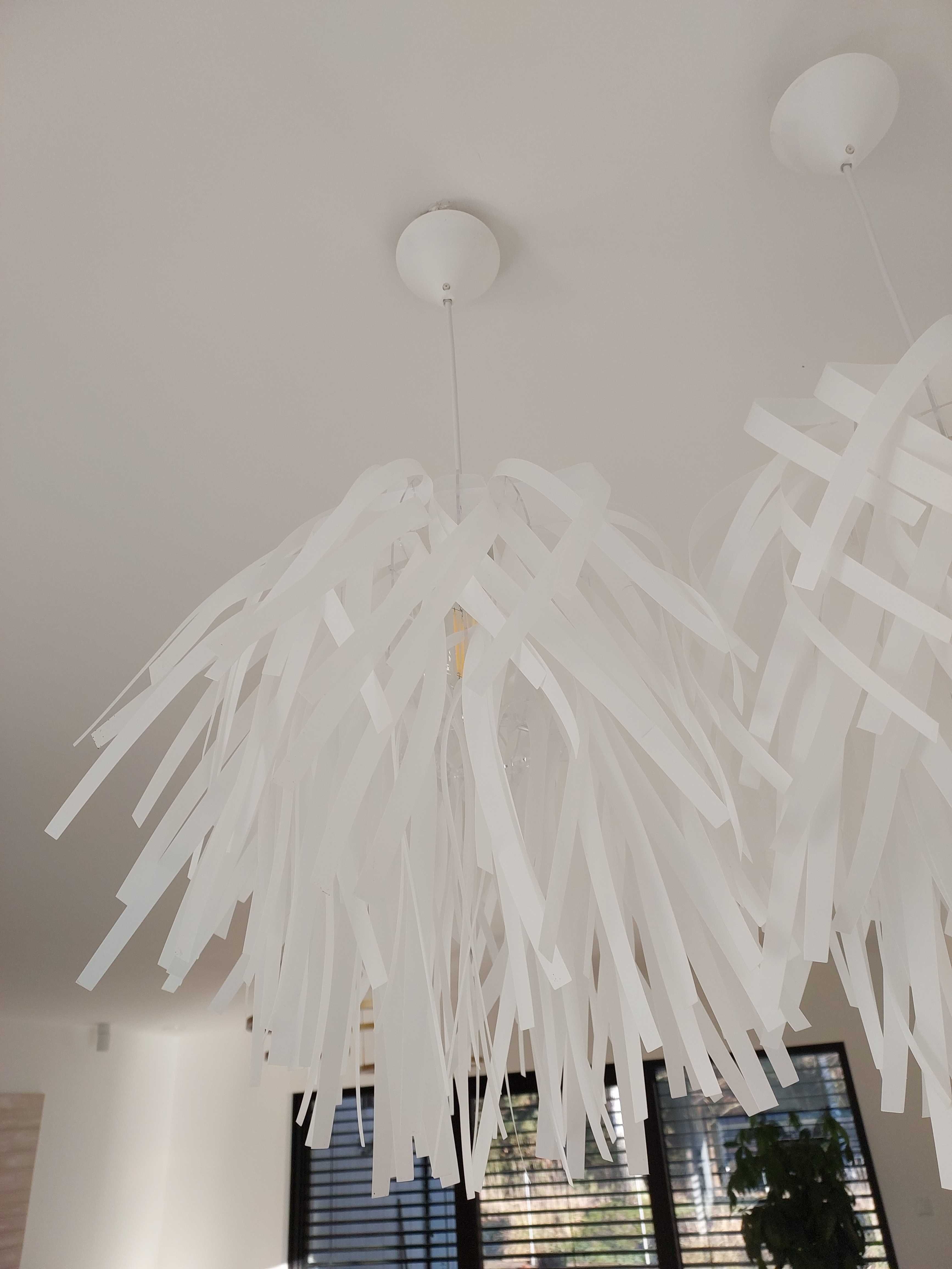 Biale wiszace lampy