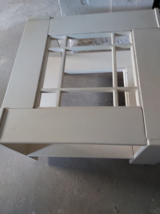 Biały drewniany stolik na kółkach