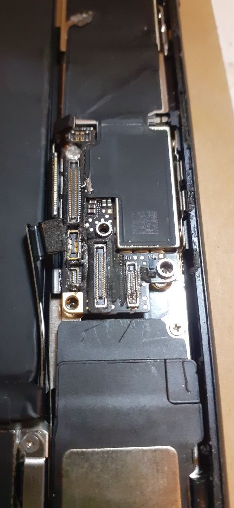 IPhone se 2020 uszkodzone 1 wejście na płytce.