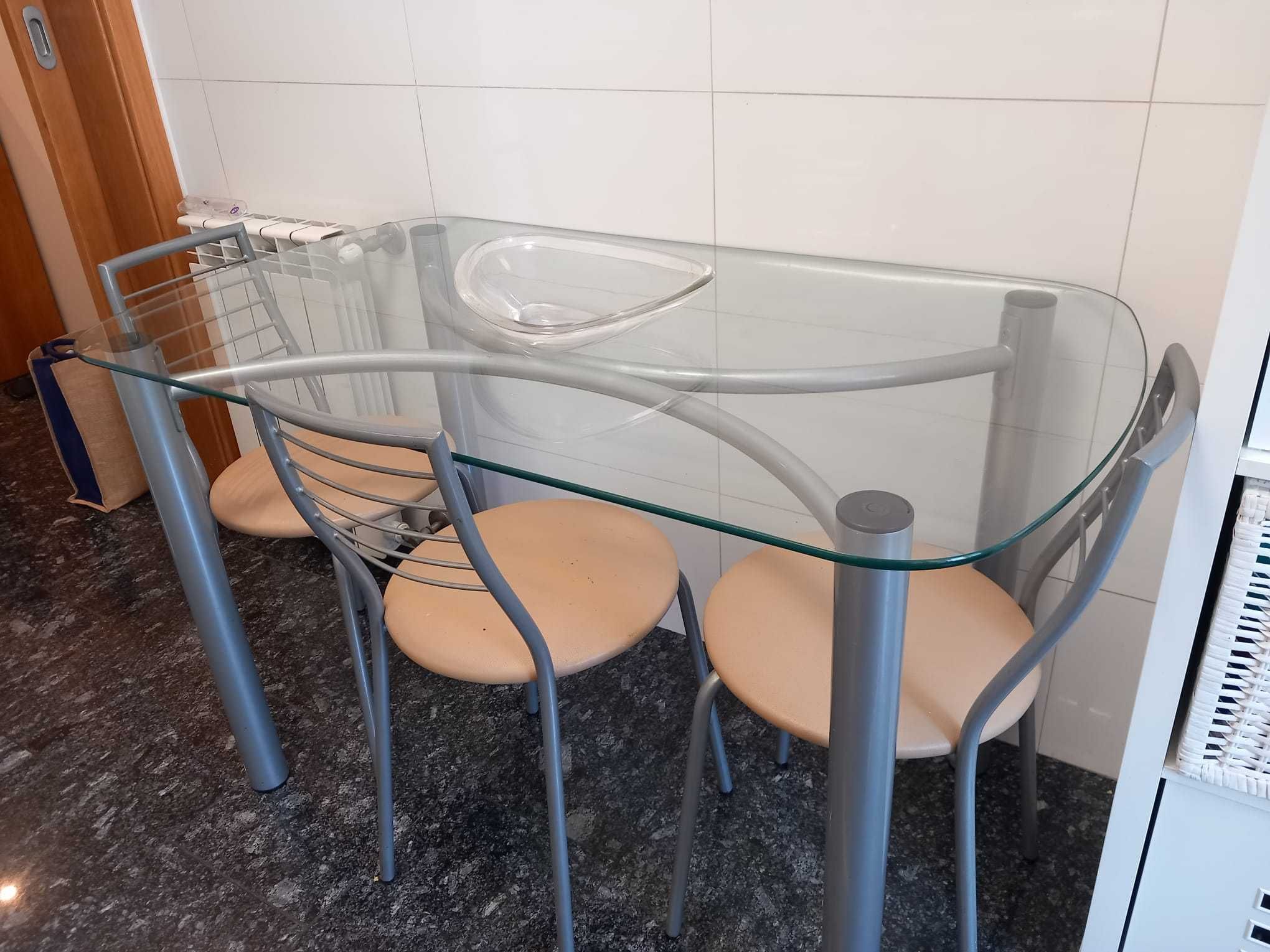 Mesa de cozinha e 4 cadeiras