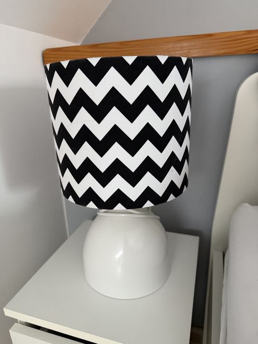 Lampka nocna czarno biala zygzak
