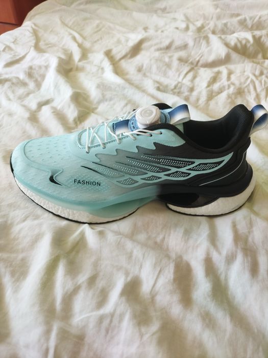 Кросівки з дисковим регулятором затяжки шнурків