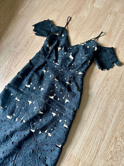 Elegancka ażurowa sukienka midi NA-KD