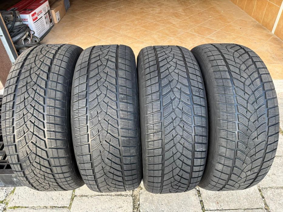 Komplet opon zimowych Goodyear Ultra Grip SUV 255/55 R19 111V