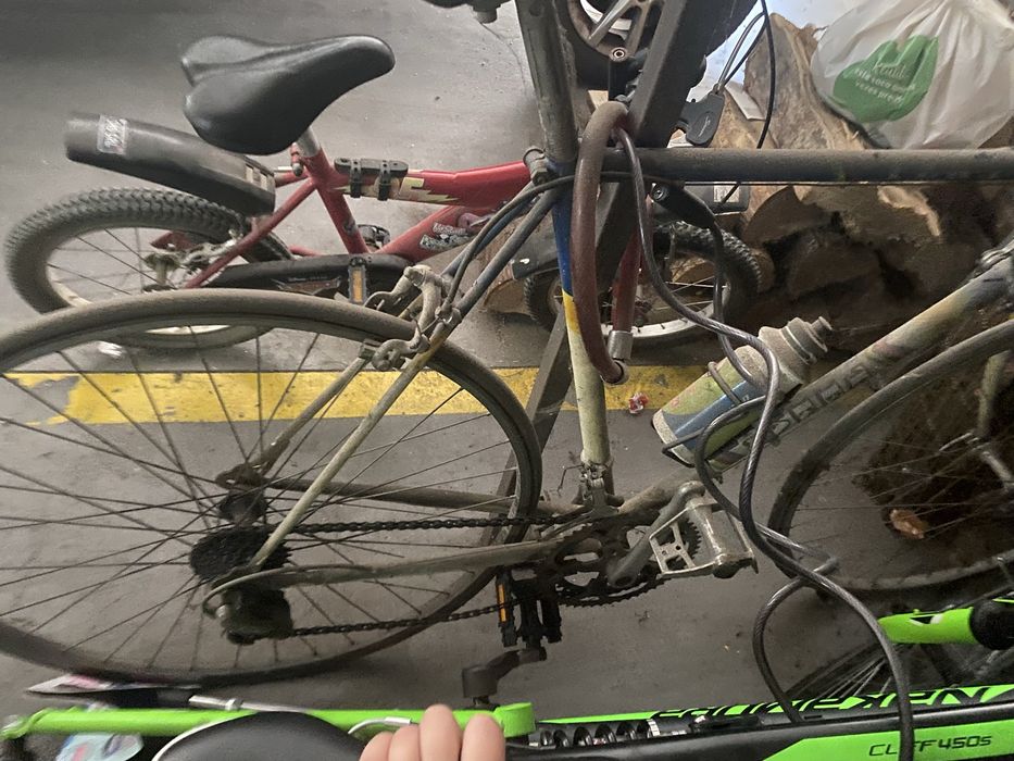 Duas bicicletas vtt e estrada