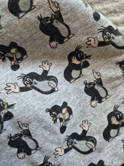 Komin i mitenki na czarnym polarze, Krecik