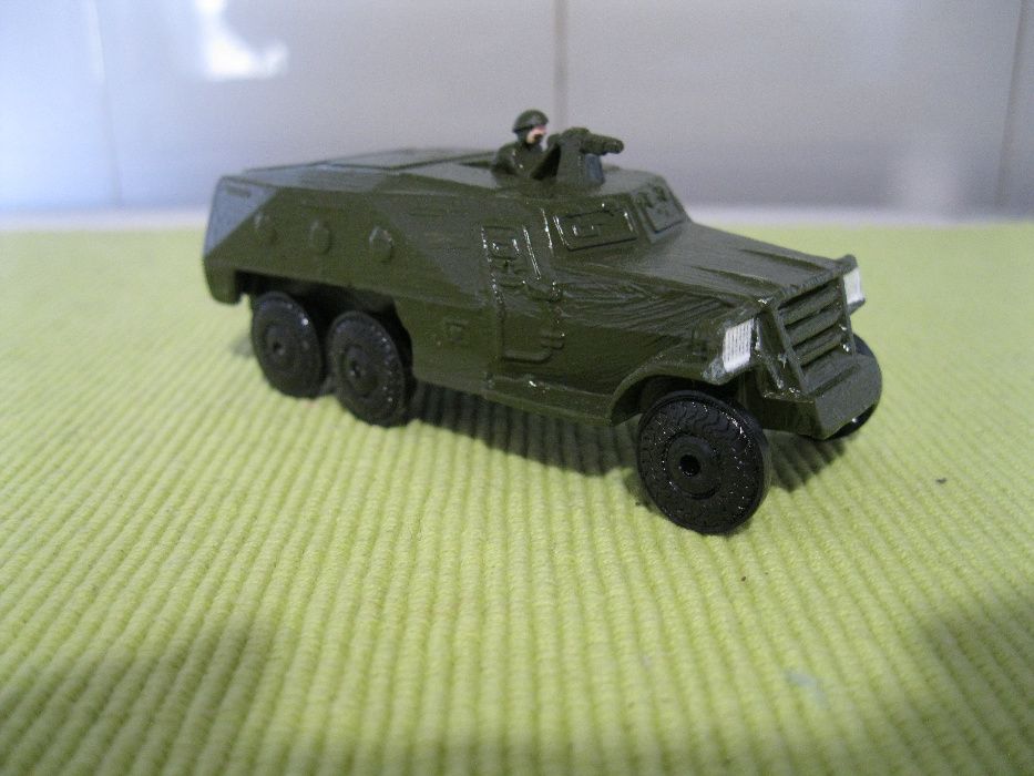 Бронетранспортер с пулеметчиком военная техника