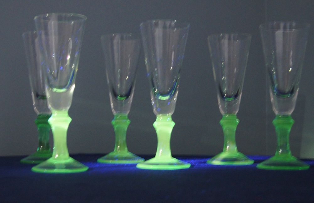 Stare kieliszki do szampana z zieloną poświatą