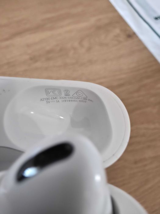 Продам AirPods Pro, правий навушник і кейс, оригінальні.