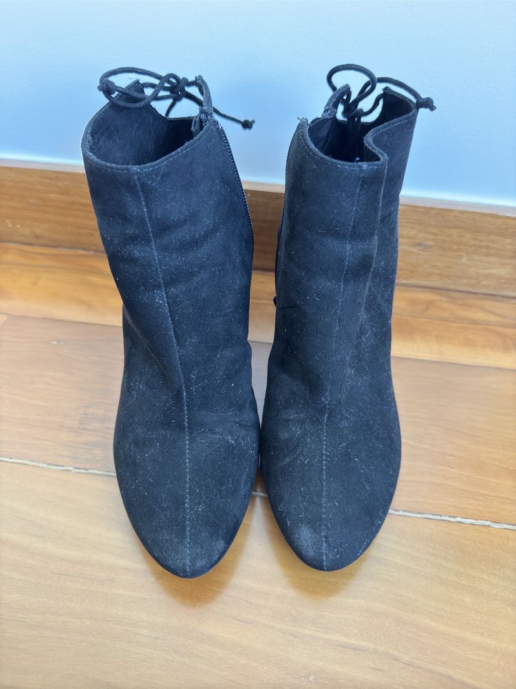 Botins de salto alto pretos