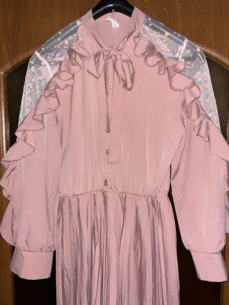 Темно-рожева (пудра) плісована сукня з сітчастими вставками