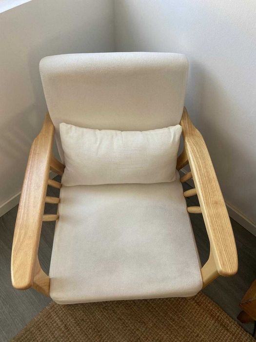 Poltrona com almofada solta em madeira/branco