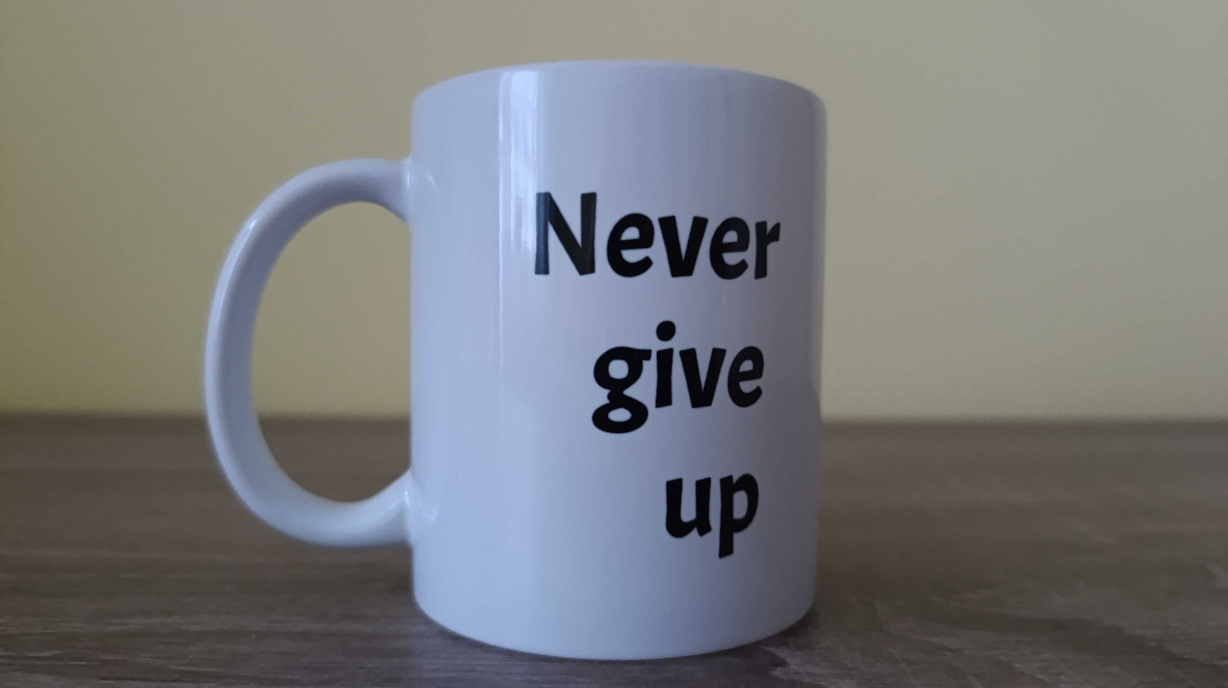 Nowy biały kubek 330 ml z napisem "Never give up"
