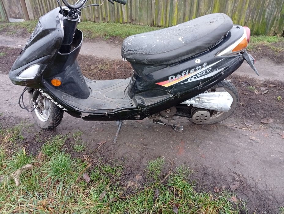 Продам скутер дефіант на ходу 80 кб чуть покрашен мотор новий