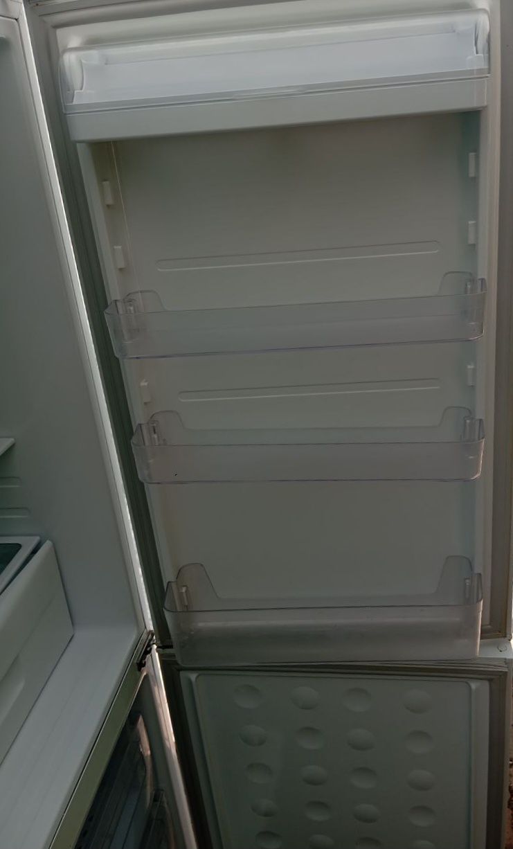 холодильник Samsung RL38SBSW