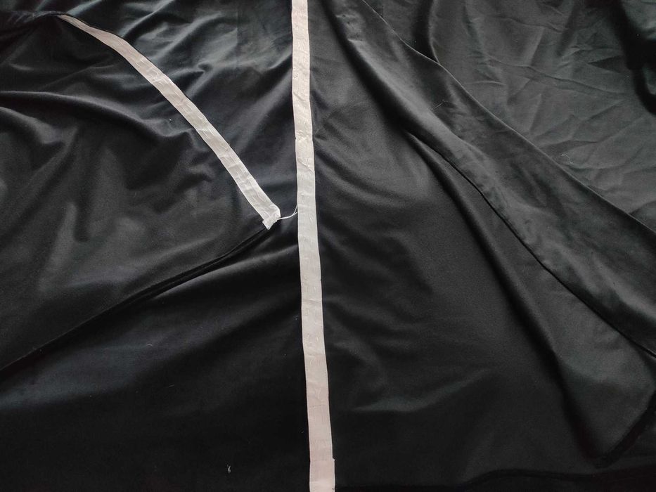 Czarne welurowe, aksamitne zasłony na taśmie