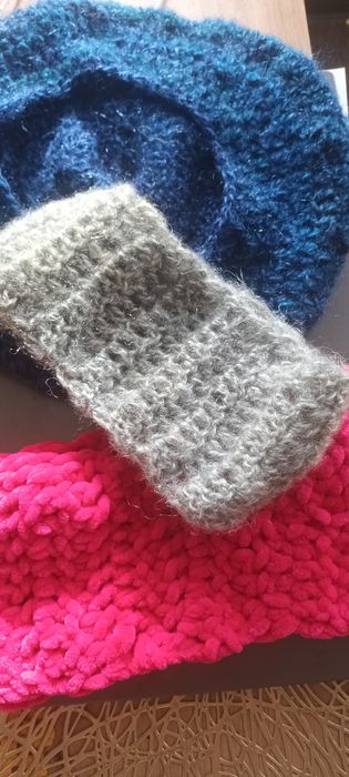 Sprzedaje własne wyroby dziewiarskie.