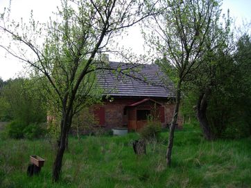 leśniczówka na skraju lasu