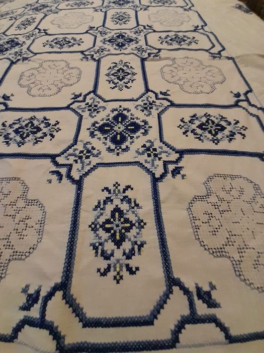 Toalha integralmente bordada à mão ponto cruz