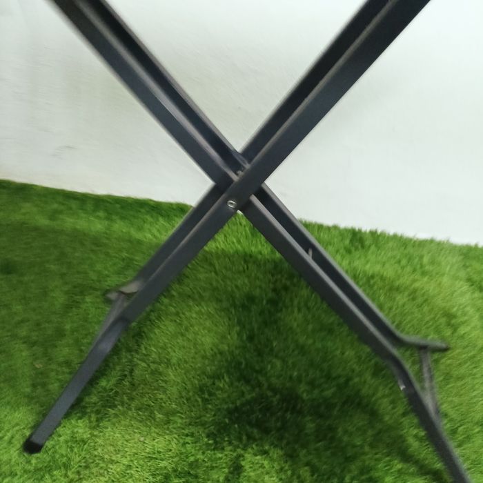 Deska do prasowania,na grubej metalowej konstrukcji.