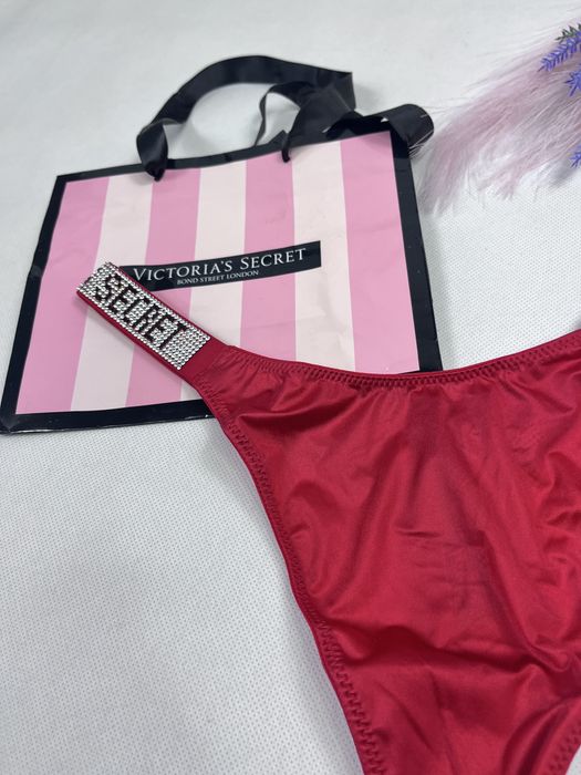 Czerwone majtki stringi z kryształkami Victoria’s Secret rozmiar M