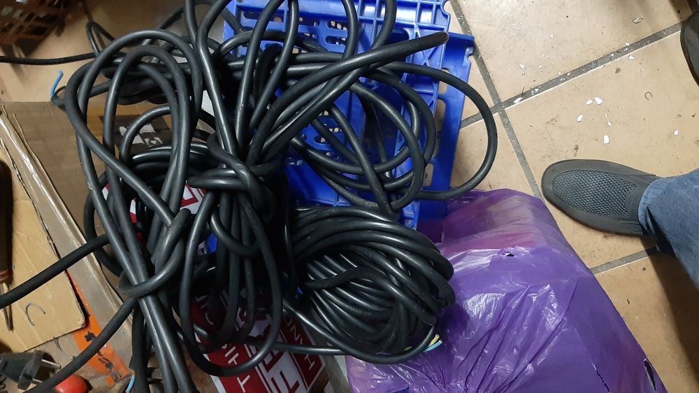 Mais de 15 metros de fio elétrico