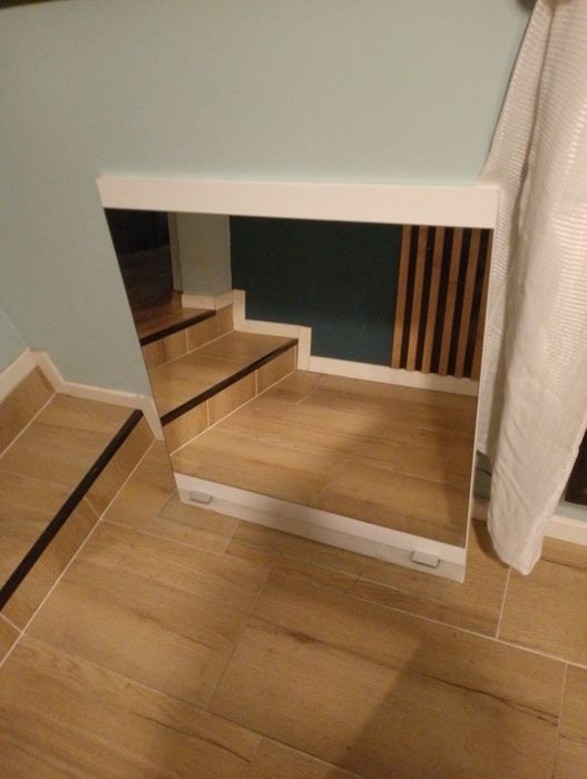 Lustro z półką szklaną do łazienki 80 na 70 cm