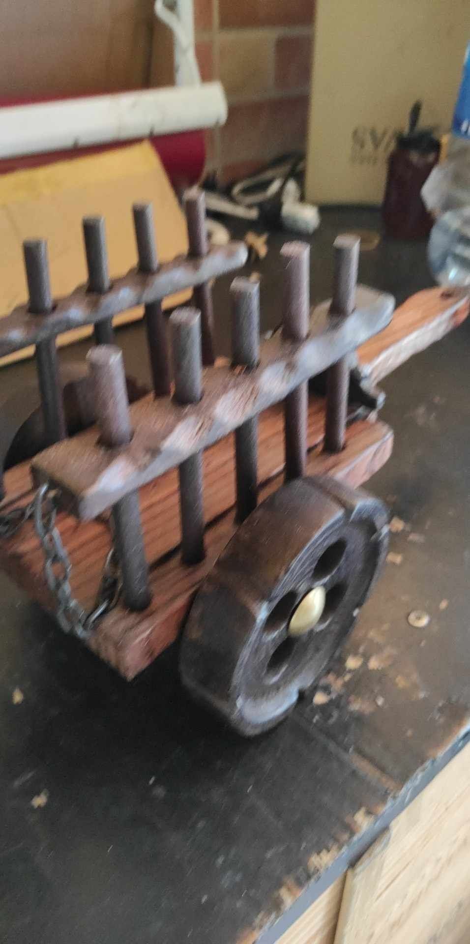 Carroça antiga decorativa e porta garrafas