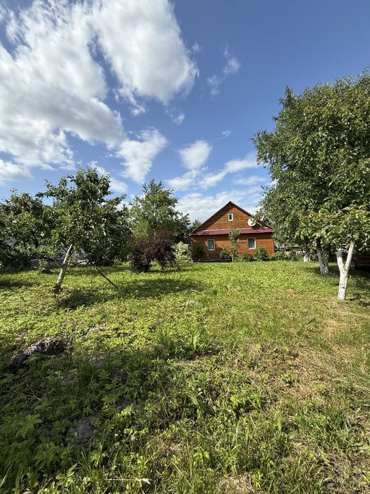 Продаж будинок з доглянутою територією