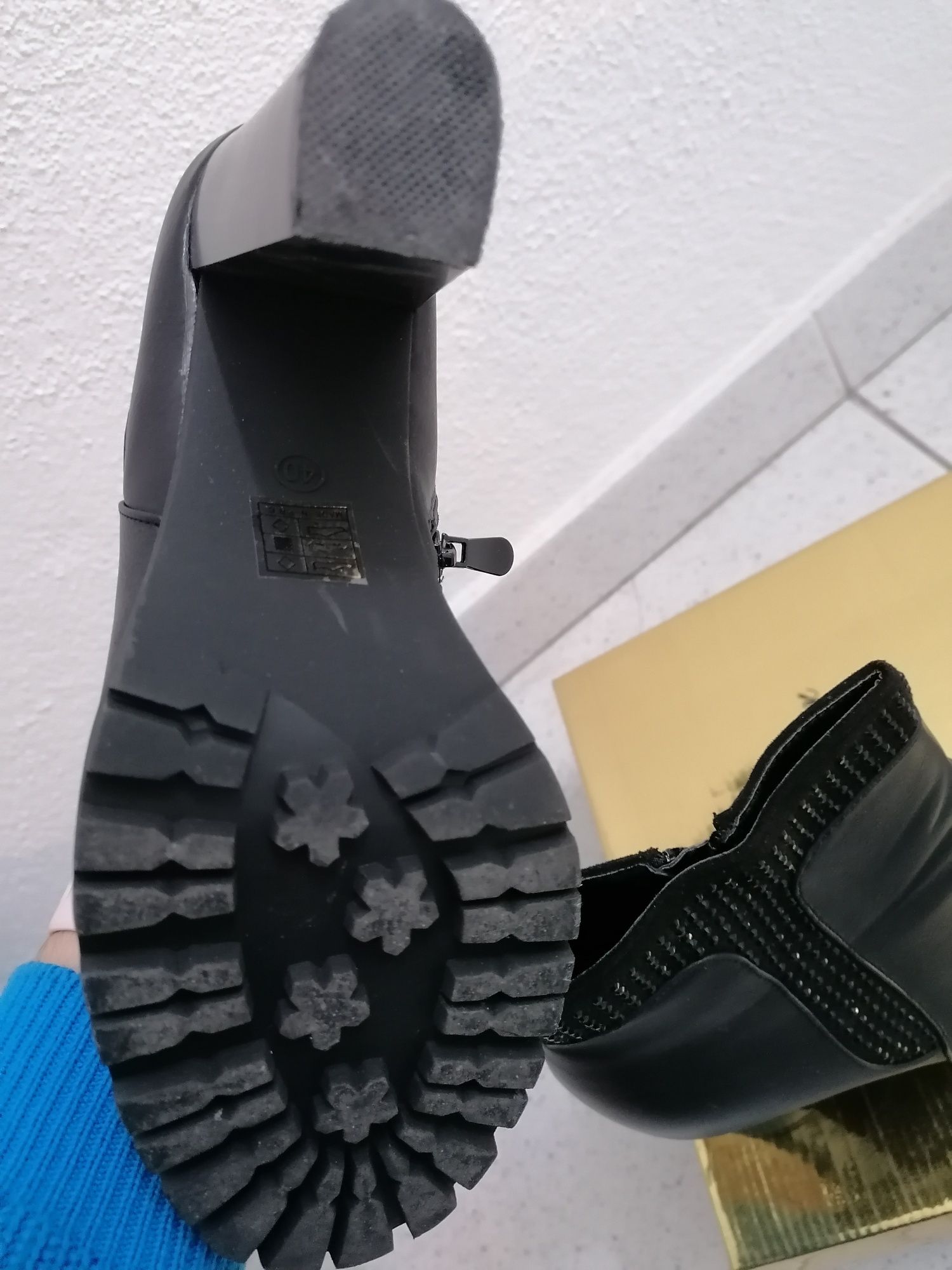 Bota com salto alto largo, brilhantes e fecho lateral - tamanho 40