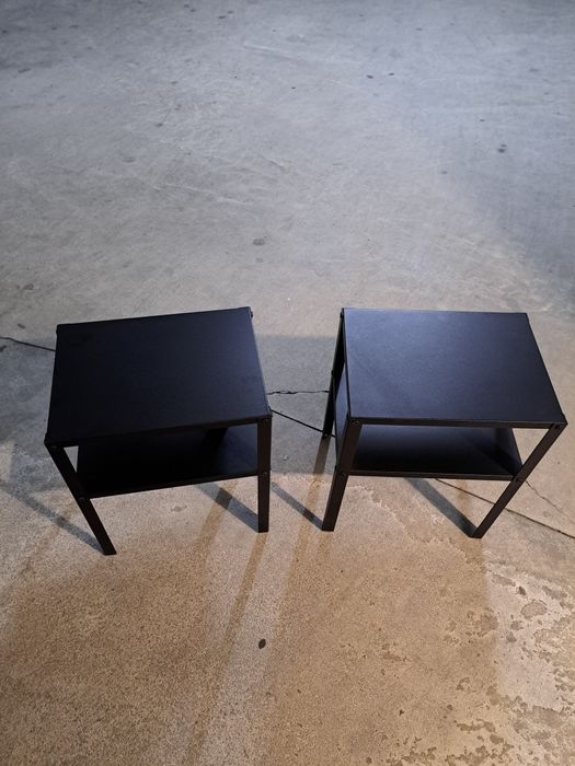 Mesas de metal preto