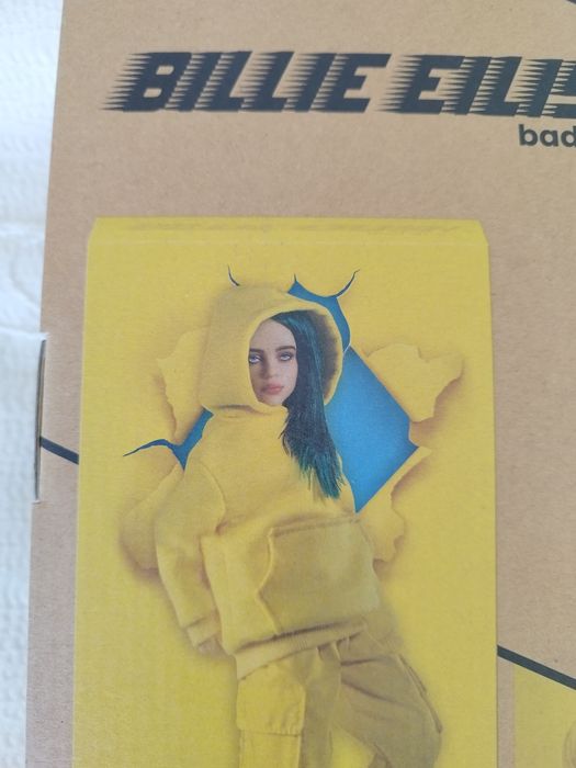 Figura da Billie Eilish inspirada no videoclipe Bad Guy.