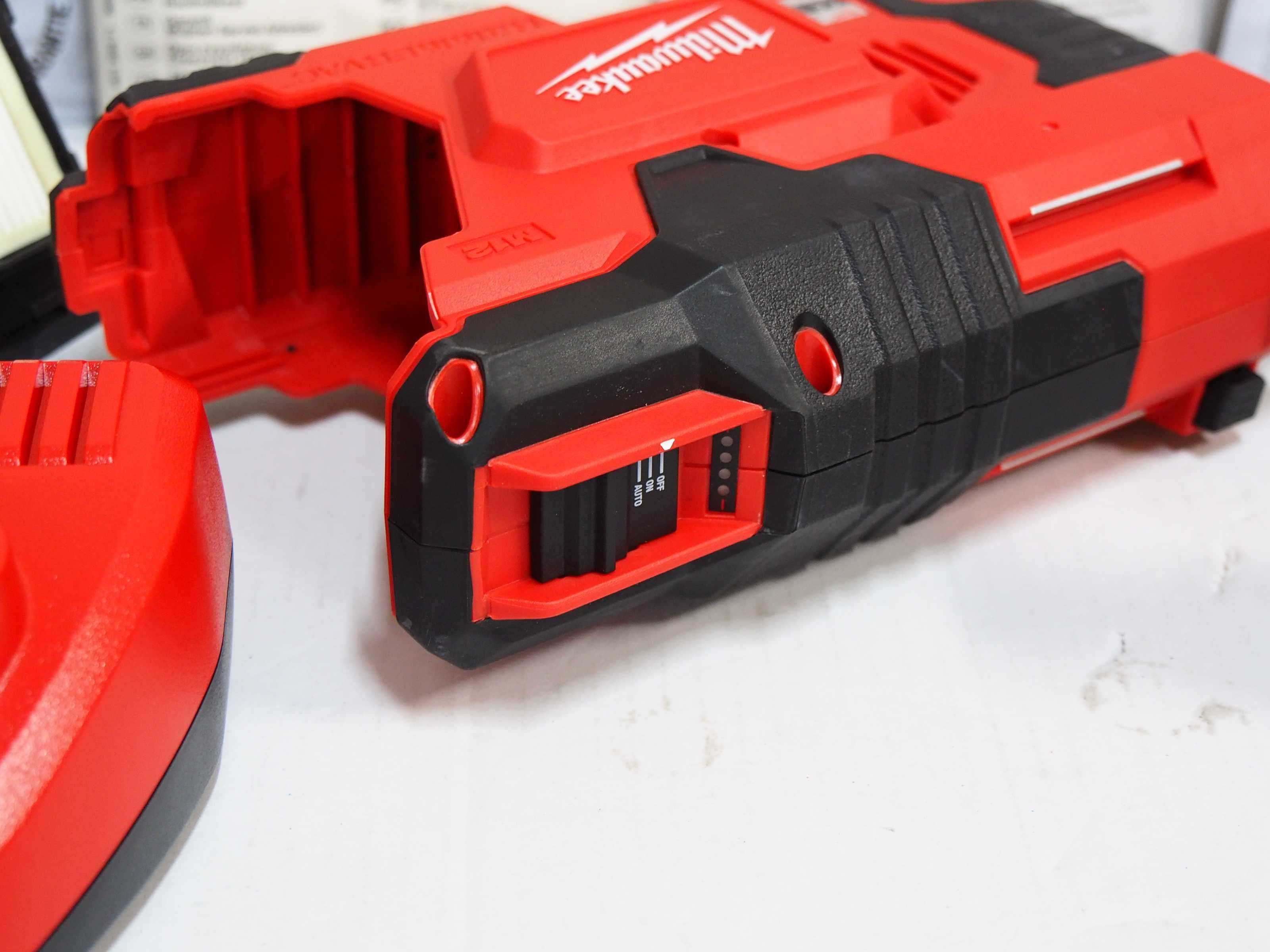 Odsysacz MILWAUKEE M12 DE odkurzacz do młotowiertarka 12v ladowarka