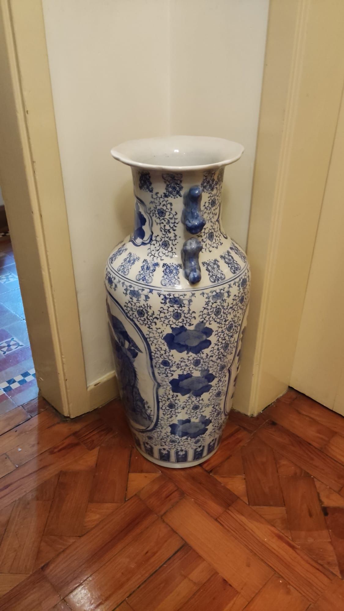 Grande jarrão  de porcelana chinesa azul e branca