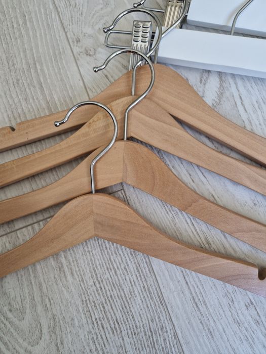 Cabides de crianca em madeira