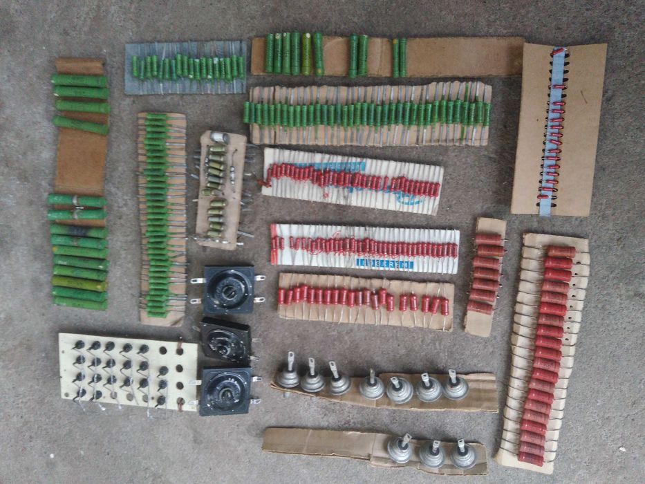 Радиодетали СССР, радиолампы, реле, приборы.