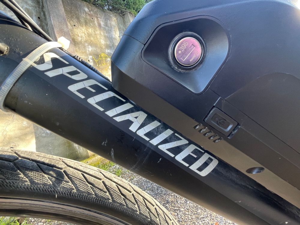 Bicicleta Specialized com motor elétrico