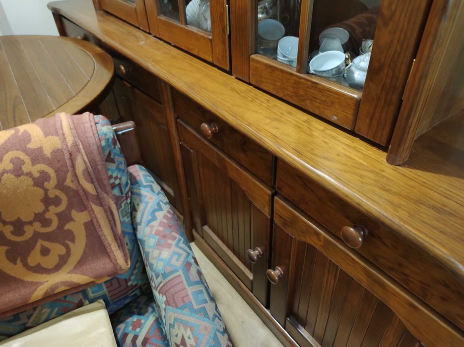 Louceiro em pinho, armário de suporte, mesa de sala jantar e cadeiras.