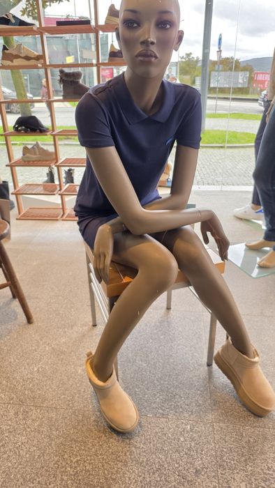 Manequim feminino sentado