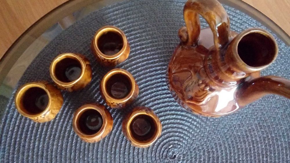 Gliniany dzbanek wraz z czarkami