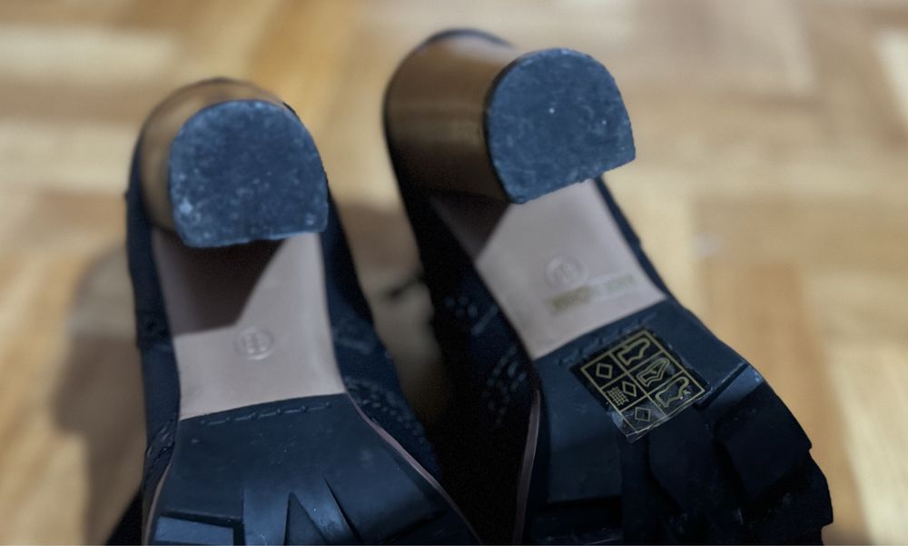 Buty czarne na słupku