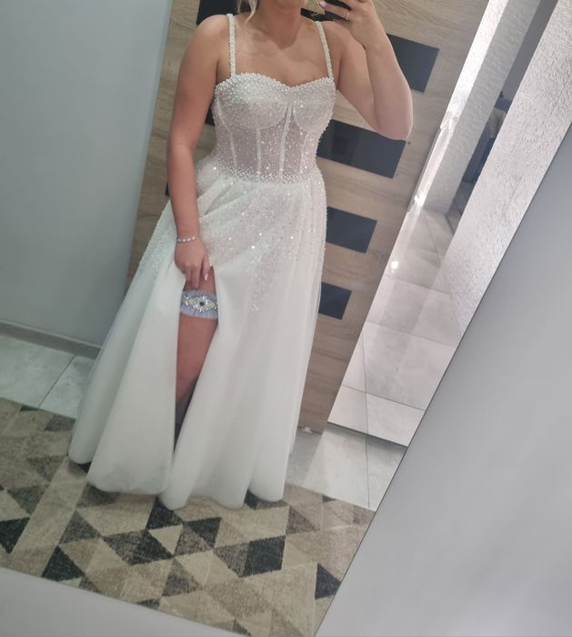 Suknia ślubna ecru z wiązanym gorsetem, perełkami i rozcięciem