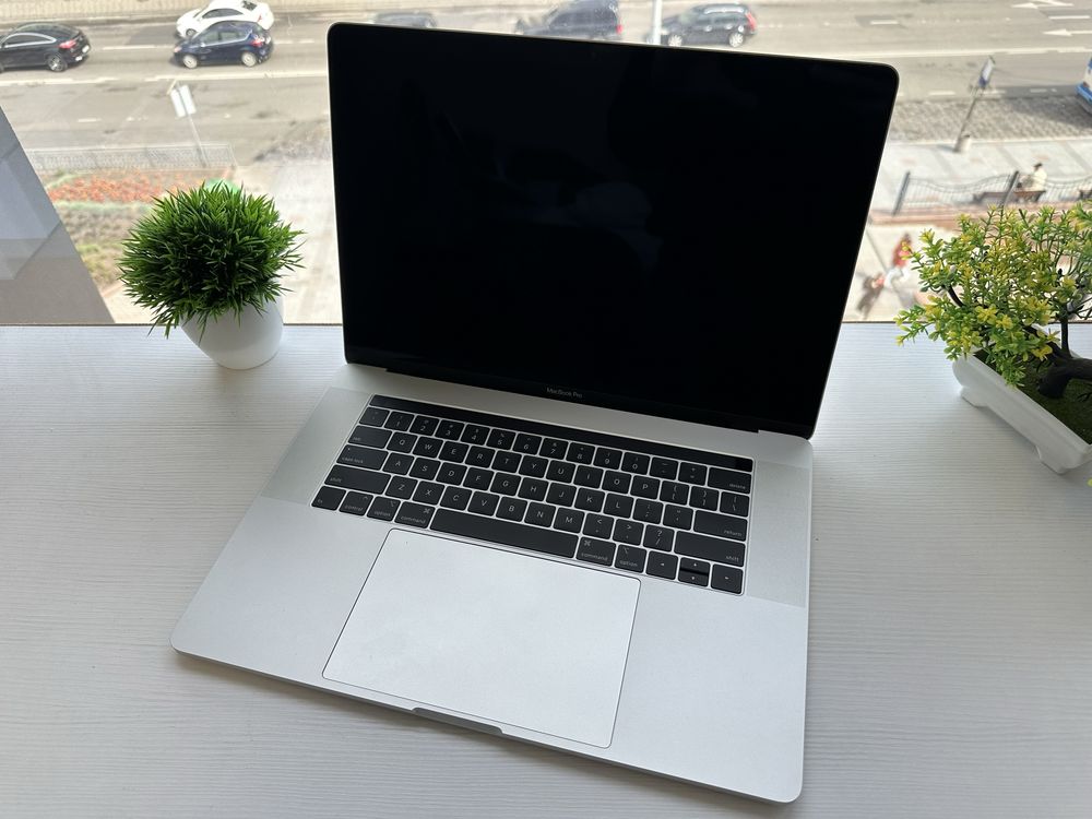 MacBook Pro 15" i9/32/1Tb SSD Space Gray 2019 Гарантія ! як  Новий !