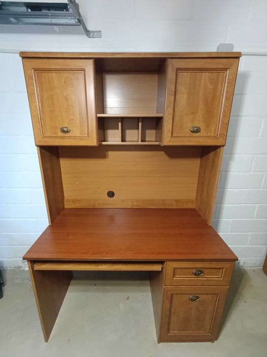 Darmowa dostawa w Słupsku. Sprzedam biurko z nadstawką.