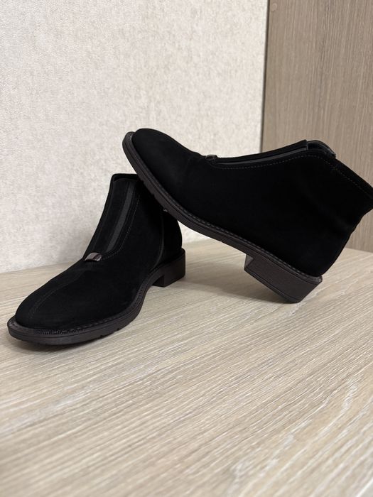 Продам женские замшевые ботинки