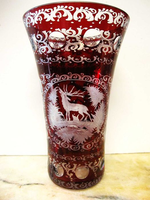 jarra magnifica em vidro bicolor gravado BOHEMIA