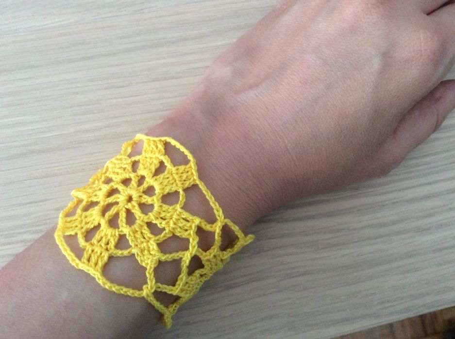 Pulseira feita à mão em crochet