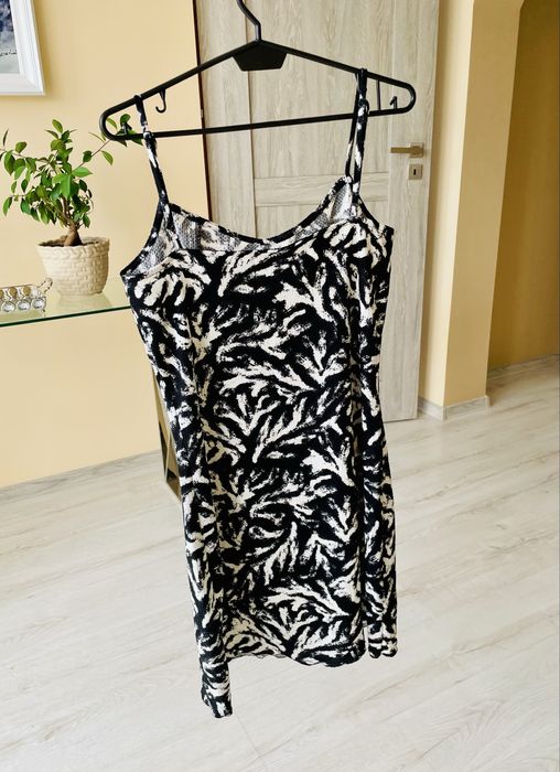 Modna łaciata sukienka na ramiączka Sinsay czarno biała M