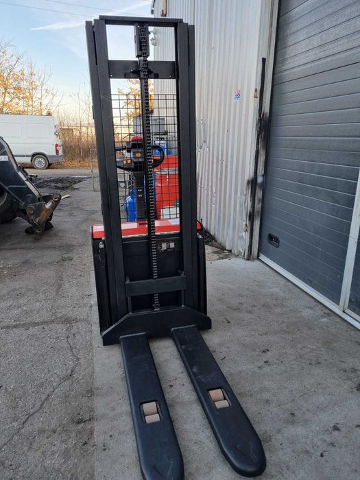 Wynajem wózka podnośnikowego, stackera - wysokość podnoszenia 3 m